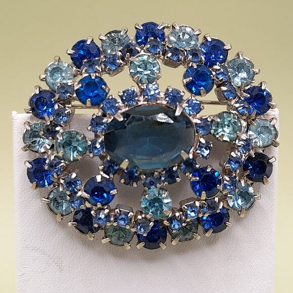 Vintage Blue Rhinestone Oval Brooch, Silver Tone, 1960s, 1 1/8 Inch - Picture 9 of 13